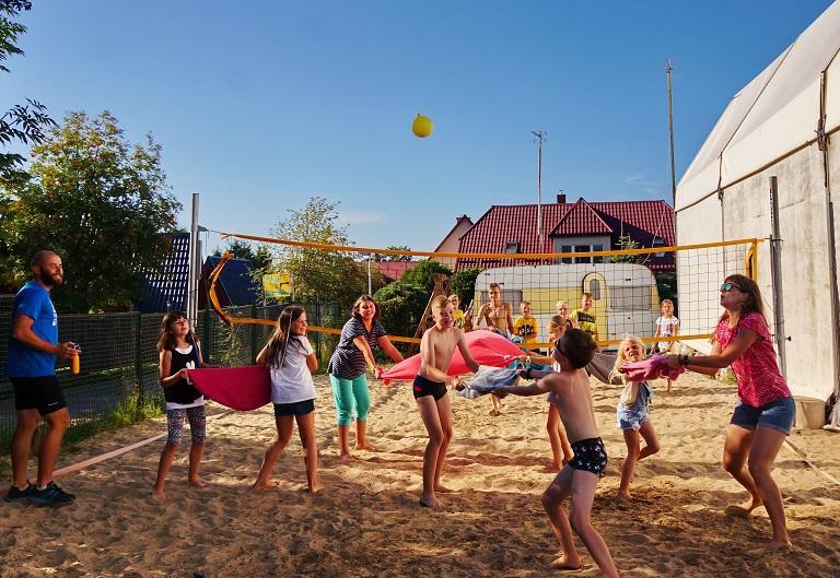 Dzieci grające w siatkówkę